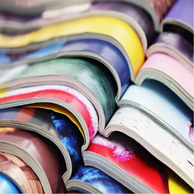 une image de livres sur d'autres livres empiler l'un à la suite de l'autres