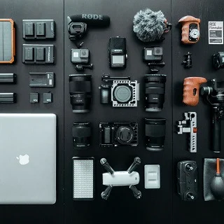 Une image montrant de multiples appareils électroniques tel que ordinateur portable , appareil photo,drone , etc...